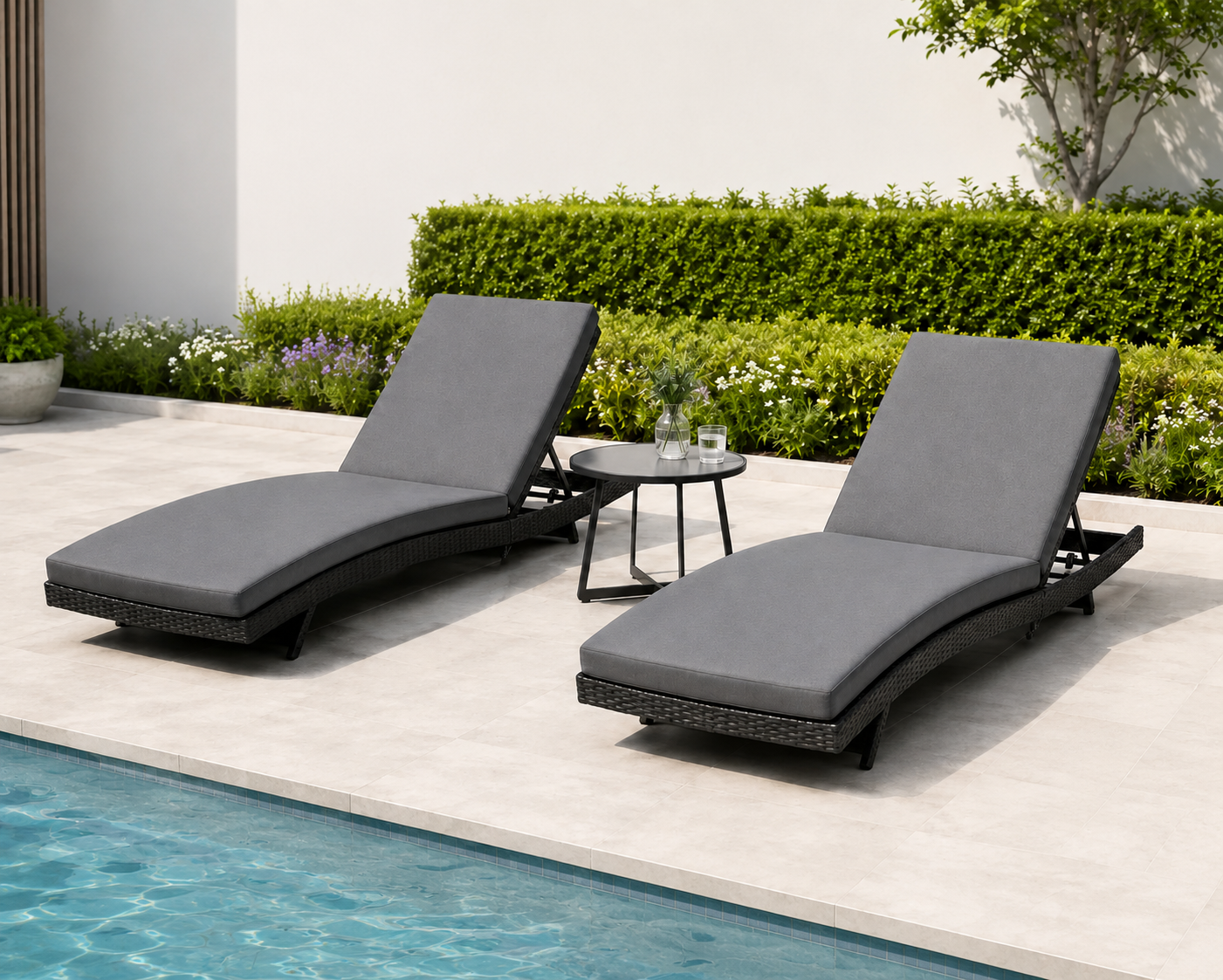 Outdoor Loungers & Daybeds
